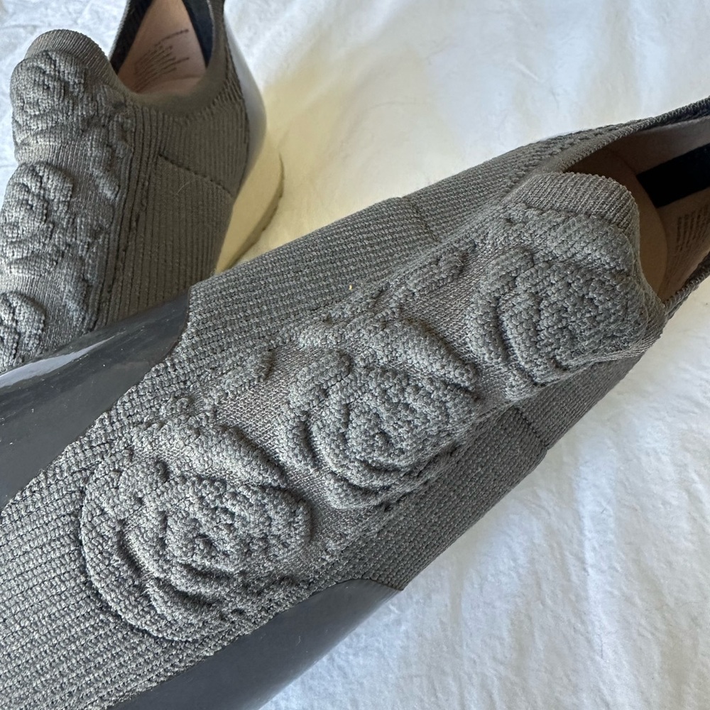 Taryn Rose NWOT Slip-On Sneakers, size 8.5 - Picture 6 of 12